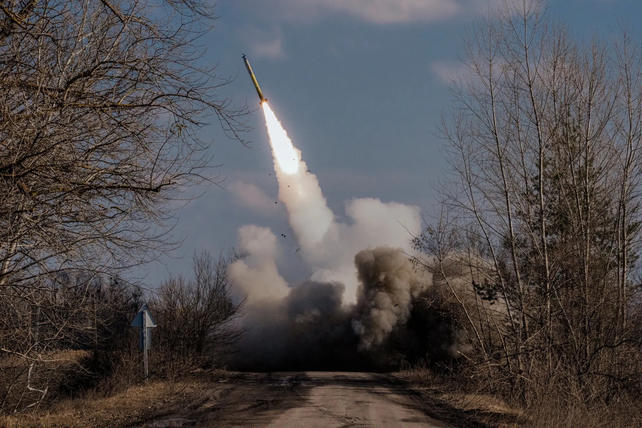 Українські військові 9 березня здійснили реактивний обстріл із броньованої самохідної реактивної системи залпового вогню М270 на сході України. Високоточну зброю, розроблену Сполученими Штатами, придбали британські військові та передали українським силам 